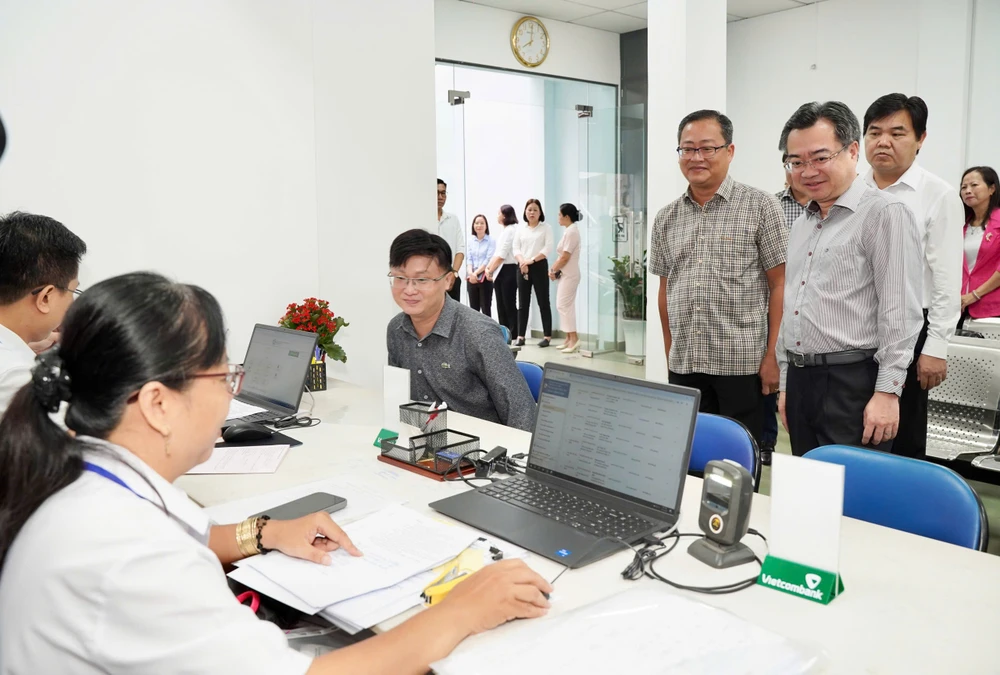 Ông Nguyễn Thanh Nghị khảo sát Trung tâm phục vụ hành chính công tại TP.HCM sau 10 ngày vận hành-ong-nguyen-thanh-nghi-Trung-tam-hanh-chinh-cong (2).jpg