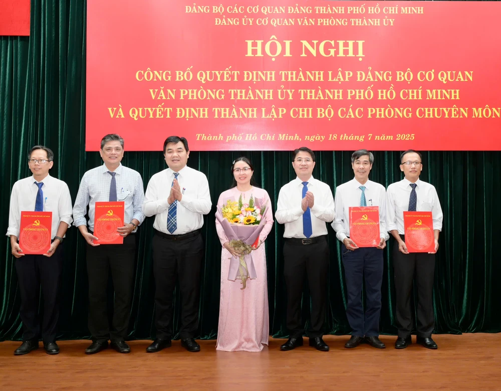 ong-pham-hong-son-bi-thu-dang-uuy-van-phong-thanh-uy-tphcm (2).jpg