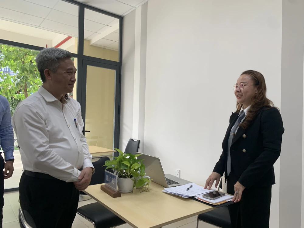 Khảo sát phường Thủ Đức, Phó Bí thư Thành ủy TP.HCM Đặng Minh Thông hỏi về thủ tục hành chính phi địa giới -thu-tuc-hanh-chinh-Pho-bi-thu-thanh-uy-tp36.JPG