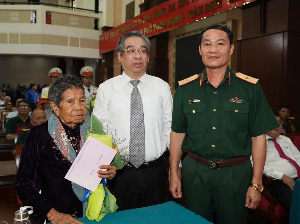 ba-me-viet-nam-anh-hung-tphcm (5).jpg