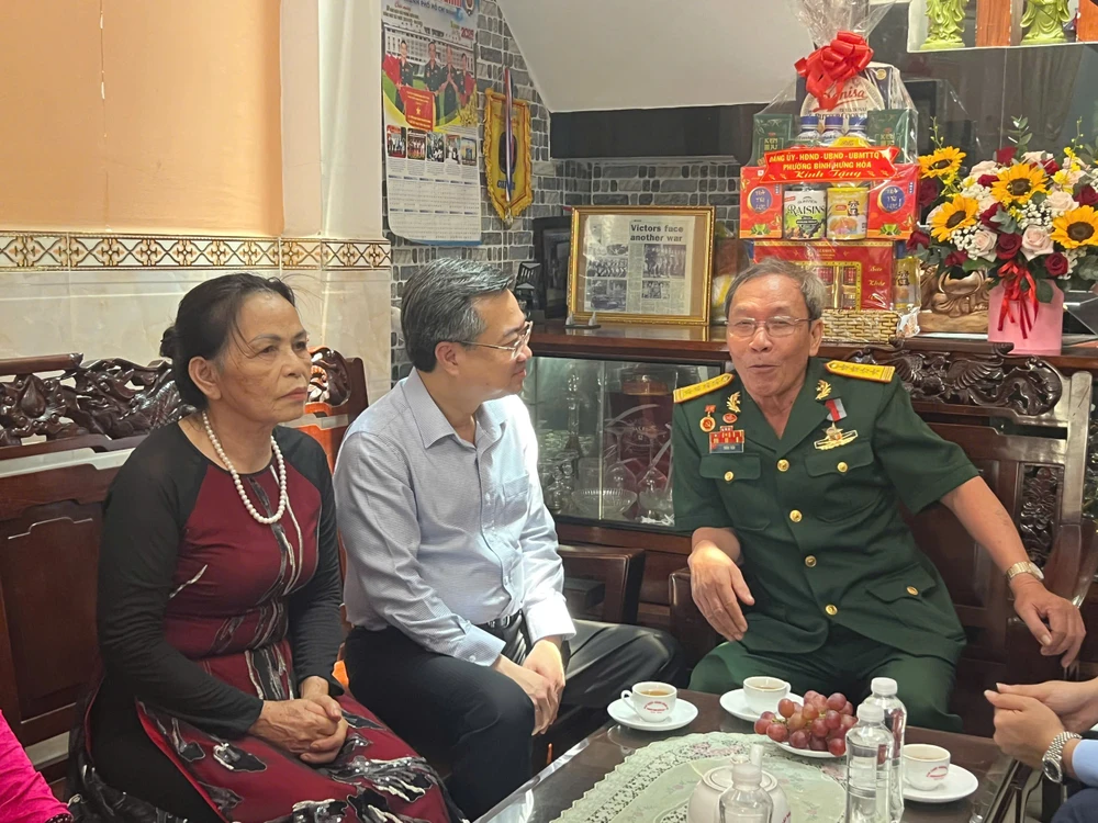 Phó Bí thư Thường trực Thành ủy TP.HCM Nguyễn Thanh Nghị thăm gia đình chính sách-pho-bi-thu-thuong-truc-thanh-uy-tphcm-nguyen-thanh-nghi-tham-27-7 (5).jpg