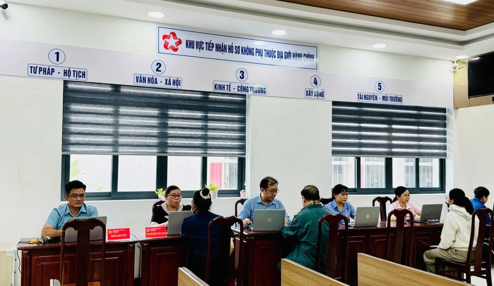 Tò mò về thủ tục hành chính phi địa giới, người dân TP.HCM tới các tổ địa bàn để được tư vấn-thu-tuc-hanh-chinh-phi-dia-gioi-tphcm (5).jpg