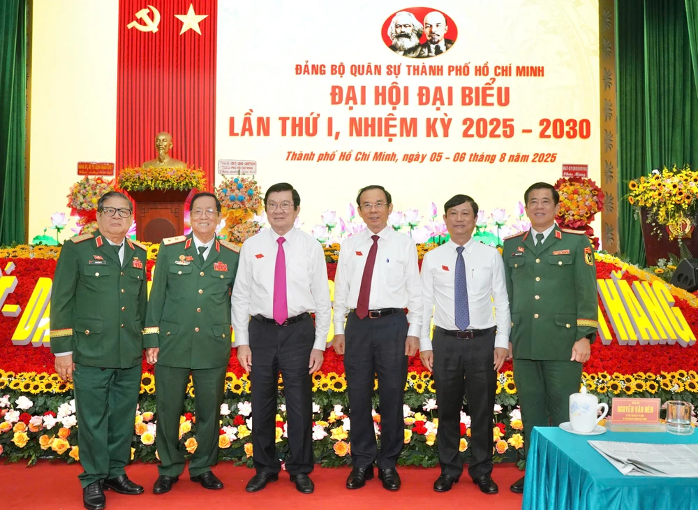 Bí thư Thành ủy TP.HCM Nguyễn Văn Nên chụp hình kỷ niệm cùng nguyên Chủ tịch nước Trương Tấn Sang và các đại biểu. Ảnh: THUẬN VĂN