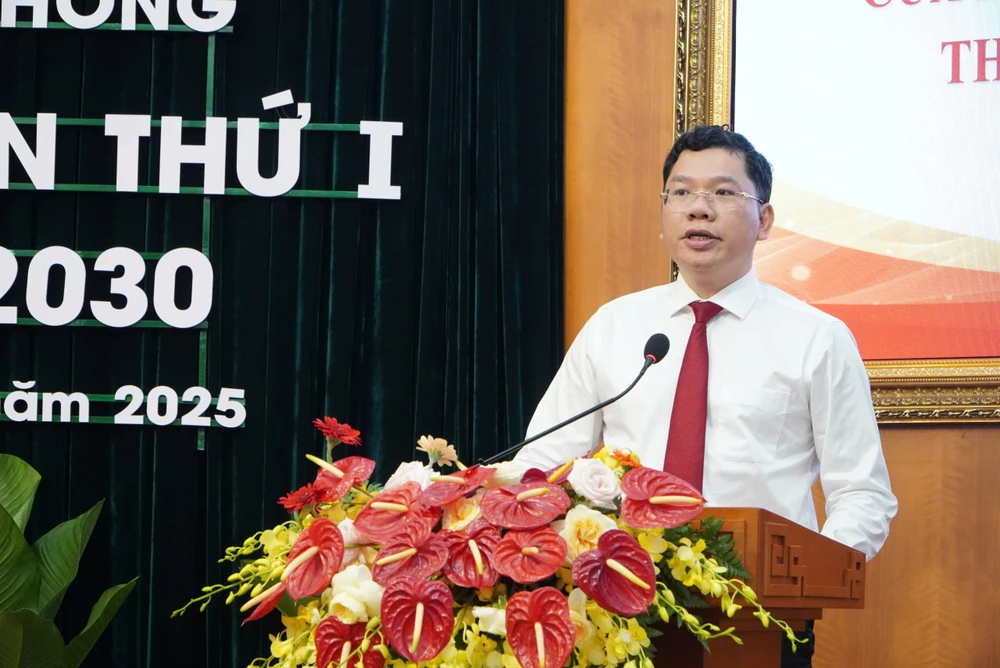 ông-le-van-minh-lam-bi-thu-phuongg-dien-hong (4).jpg