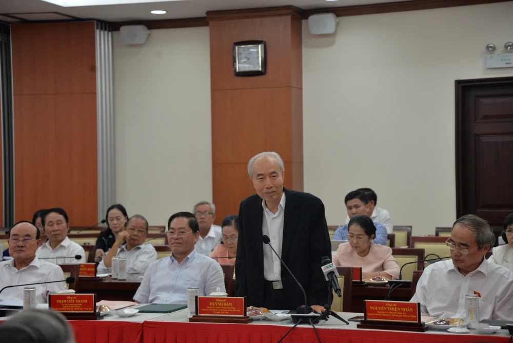 GS.TS-Nguyen-Thien-Nhan-gop-y-van-kien-dai-hoi-tphcm (2).JPG