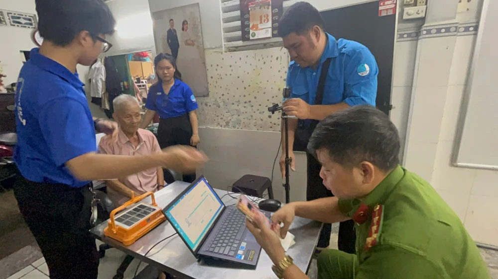 TP.HCM: Lập tổ lưu động, “áo xanh lăn bánh” đến tận nhà để cấp đổi thẻ đảng viên-doi-the-dang-vien (3).jpg