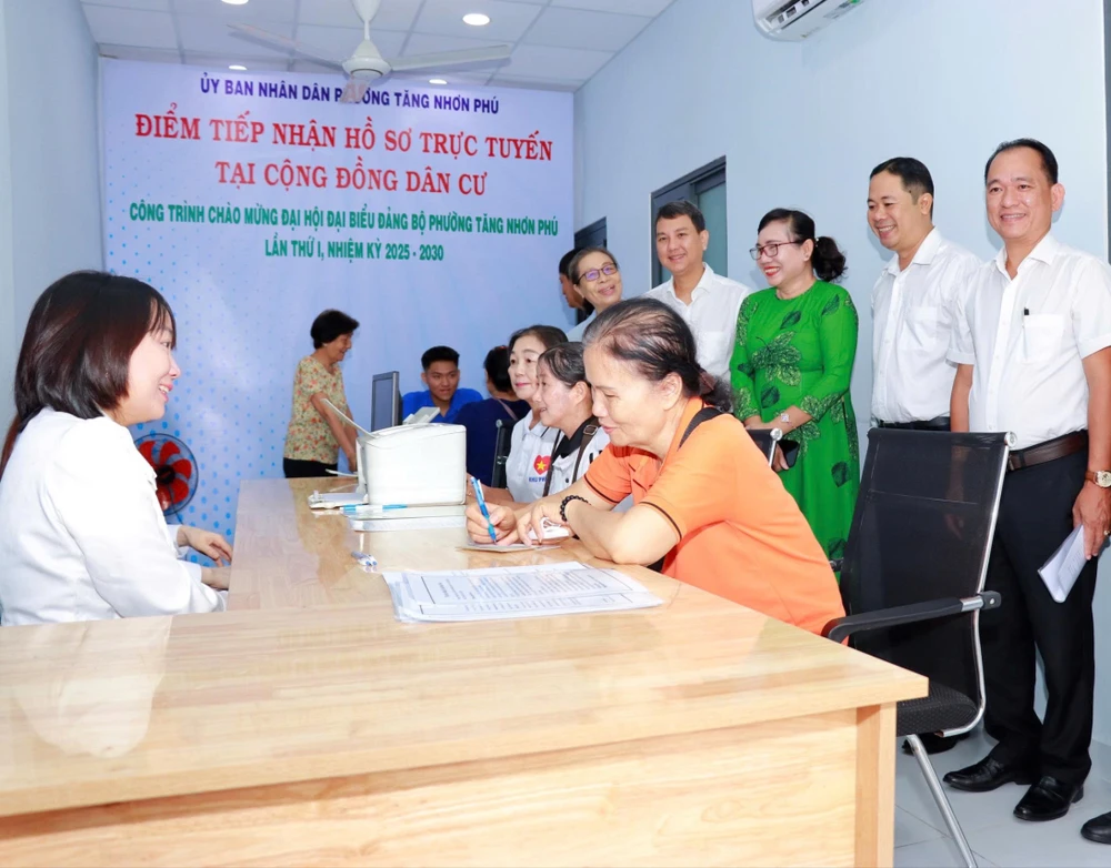 TP.HCM: Phường Tăng Nhơn Phú A ra mắt 8 điểm tiếp nhận hồ sơ trực tuyến, sao y điện tử tại khu dân cư-ho-so-truc-tuyen-phuong-tang-nhon-phu.jpg