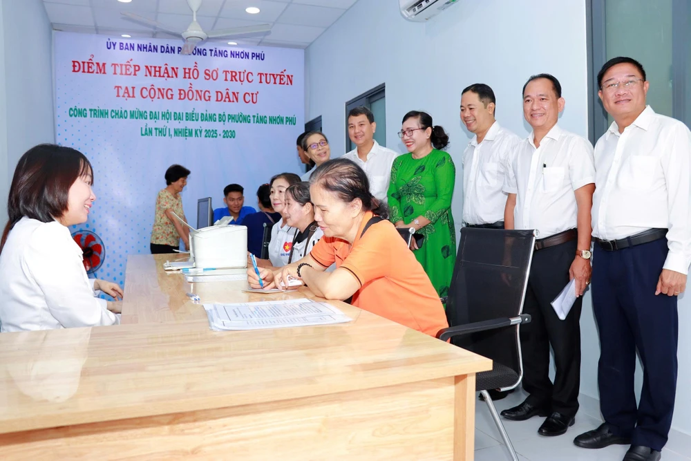 TP.HCM: Phường Tăng Nhơn Phú A ra mắt 8 điểm tiếp nhận hồ sơ trực tuyến, sao y điện tử tại khu dân cư-ho-so-truc-tuyen-phuong-tang-nhon-phu.jpg