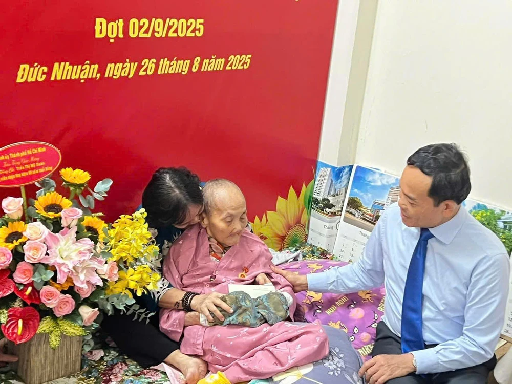 Bí thư Thành ủy TP.HCM Trần Lưu Quang trao Huy hiệu 80 năm tuổi Đảng cho đảng viên 100 tuổi-80 năm tuổi Đảng -tphcm.jpg