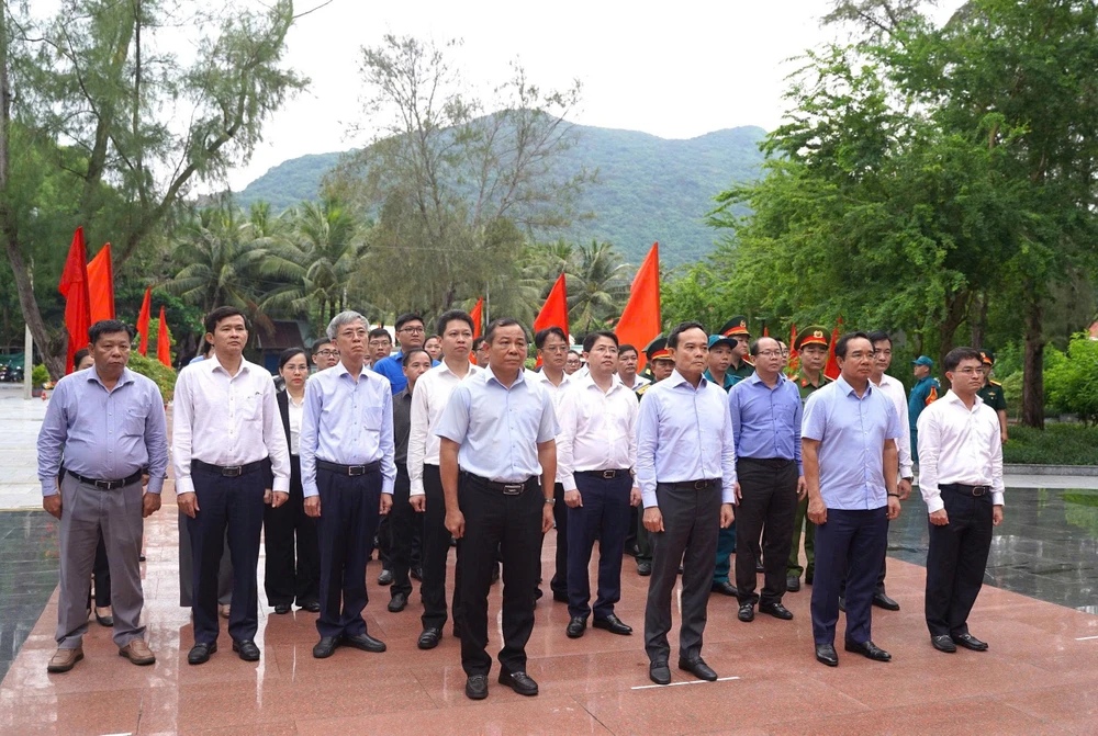 Bí thư Thành ủy TP.HCM Trần Lưu Quang dâng hương tưởng nhớ Anh hùng Liệt sĩ tại đặc khu Côn Đảo-bi-thu-tp.hcm-ong-tran-luu-quang-dang-huong-tưởng-nhớ-anh-hùng-liệt-sĩ.jpg