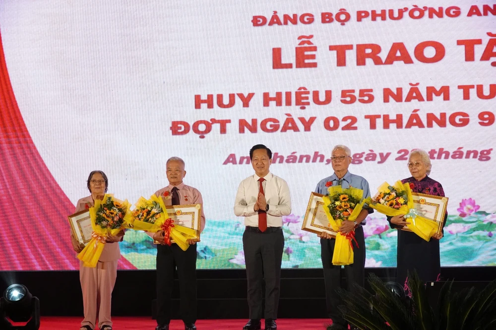Chủ tịch HĐND TP.HCM Võ Văn Minh trao huy hiệu đảng cho 75 đảng viên phường An Khánh-trao-huy-hieu-dang-an-khanh (2).jpg