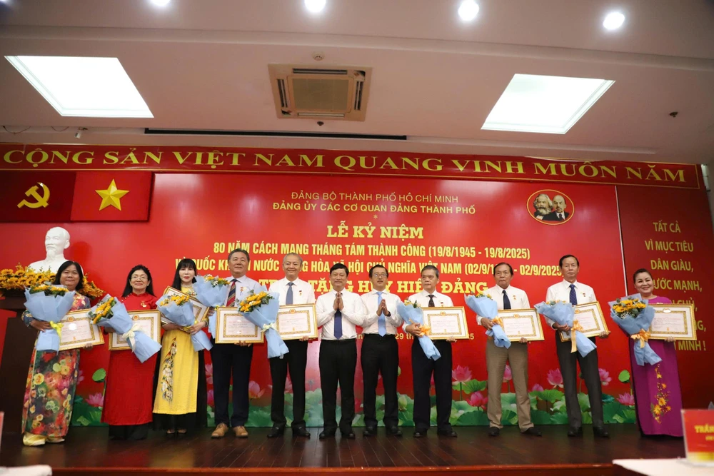 Đảng ủy các cơ quan Đảng TP.HCM trao huy hiệu đảng 30 đảng viên-dang-uy-cac-co-quan-dang-tphcm-huuy-hieu-dang (2).jpg