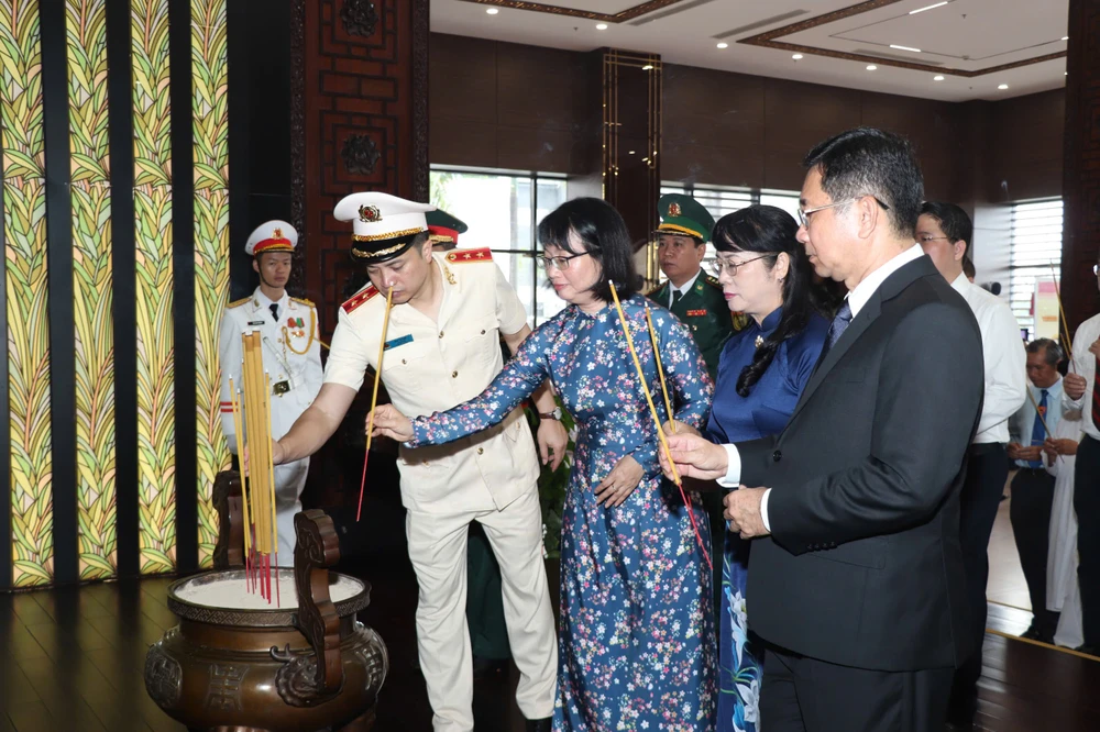 bi-thu-tphcm-tran-luu-quang-dang-huong-chu-tich-ho-chi-minh (2).jpg