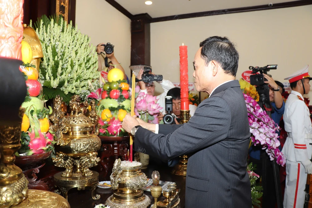 Bí thư Thành ủy TP.HCM Trần Lưu Quang thắp nhang tri ân, bày tỏ lòng thành kính đến Chủ tịch Hồ Chí Minh. Ảnh: THANH THÙY