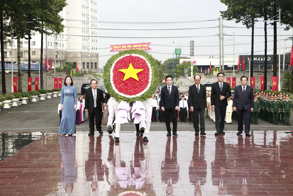 lanh-dao-tphcm-dang-huong-2-9 (2).JPG