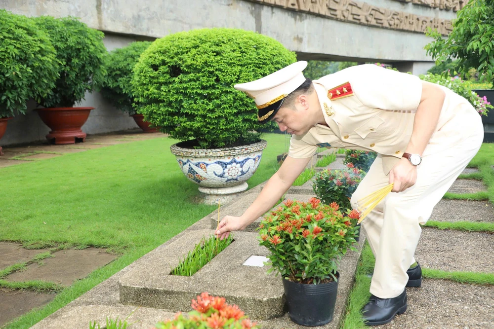 lanh-dao-tphcm-dâng-huong-dang-hoa-dip-2-9 (3).jpg