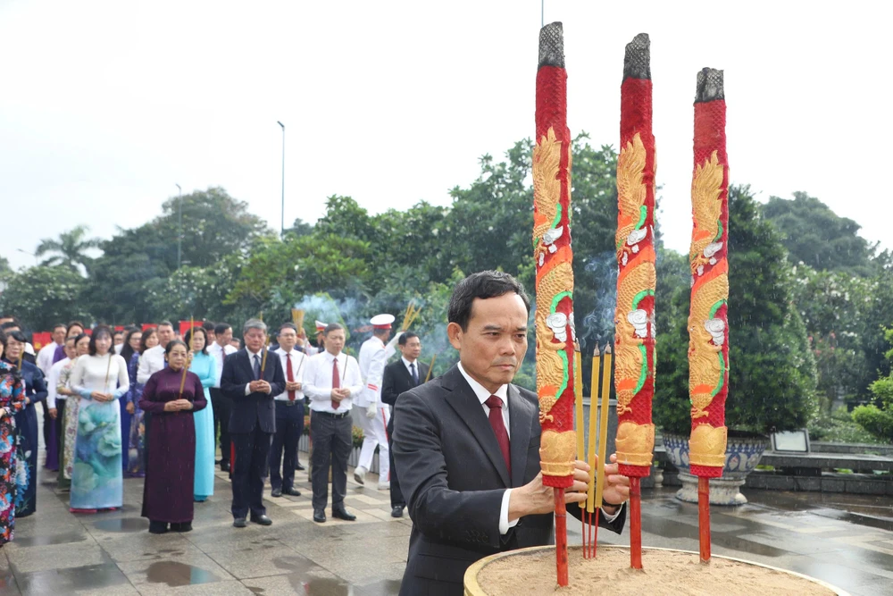 lanh-dao-tphcm-dâng-huong-dang-hoa-dip-2-9 (6).jpg