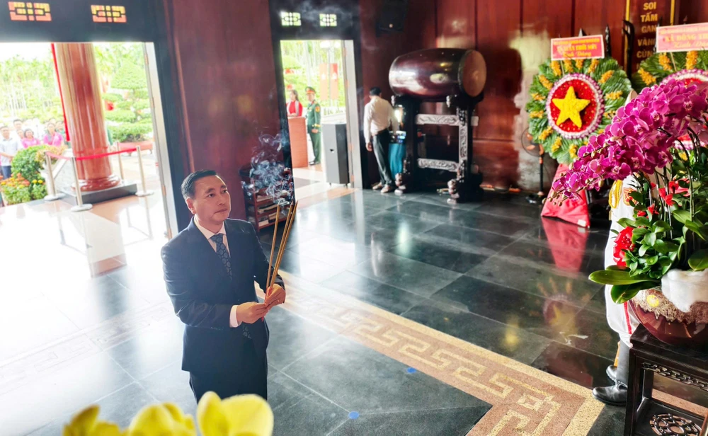 lanh-dao-tphcm-dang-huong-nga-ba-giong (4).jpg