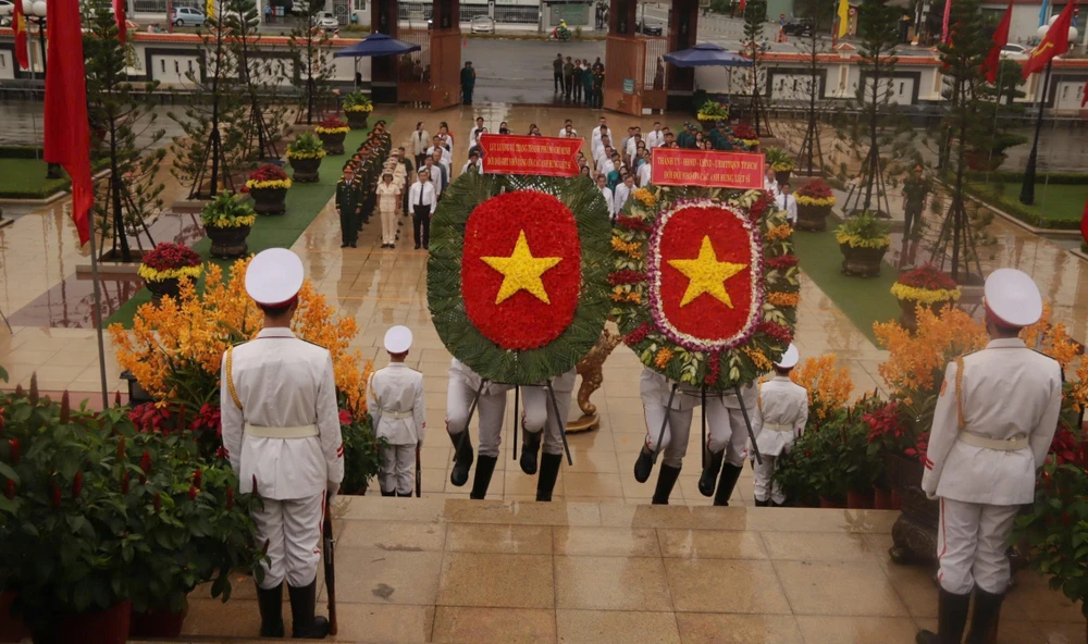 lanh-dap-tphcm-vieng-tai-vung-tau (3).jpg