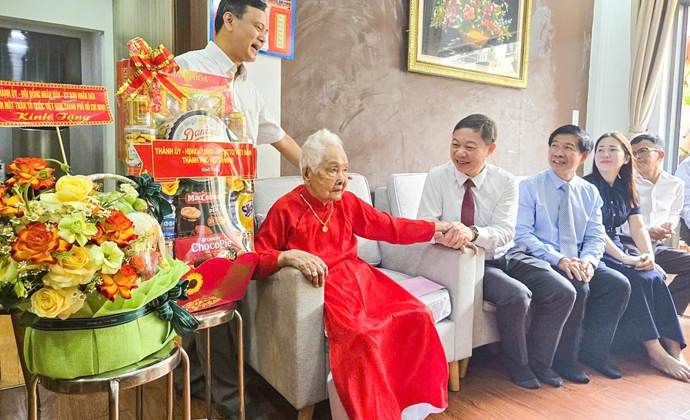 Lãnh đạo TP.HCM thăm các Mẹ Việt Nam Anh hùng-tham-me-viet-nam-anh-hung (3).jpg