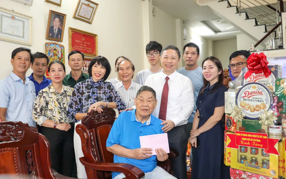 Lãnh đạo TP.HCM thăm các Mẹ Việt Nam Anh hùng-tham-me-viet-nam-anh-hung (4).jpg