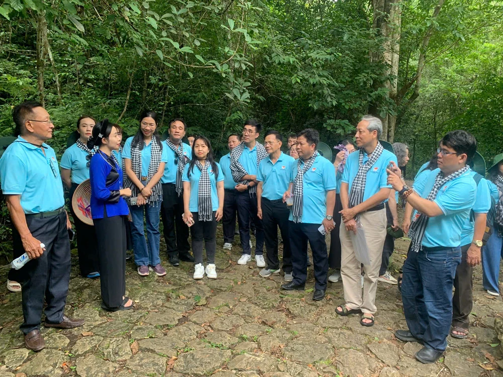 doan-dai-bieu-tri-thuc-tphcm-ve-nguon (17).jpg