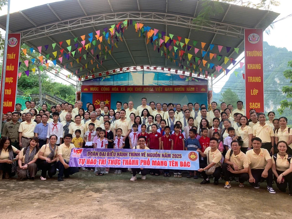 doan-dai-bieu-tri-thuc-tphcm-ve-nguon (18).jpg