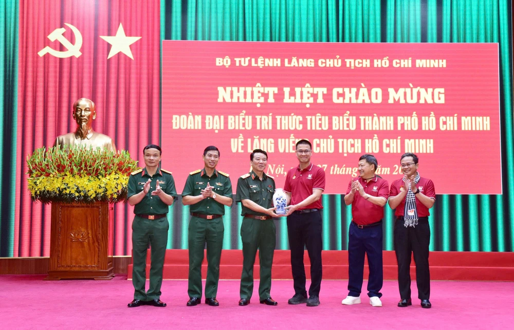 Đoàn đại biểu trí thức TP.HCM vào Lăng viếng Chủ tịch Hồ Chí Minh-đoàn đại biểu trí thức TP.HCM (3).jpg