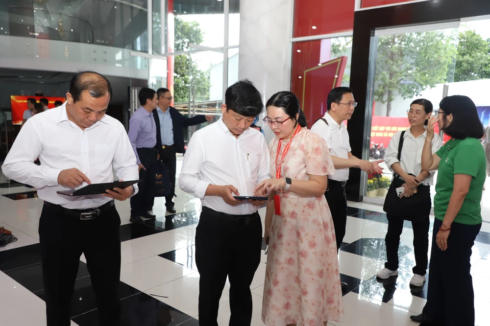 Bốn điểm cầu truyền hình trực tiếp phiên khai mạc Đại hội đại biểu Đảng bộ TP.HCM lần thứ nhất -Đại hội đại biểu Đảng bộ TP.HCM lần thứ nhất.JPG