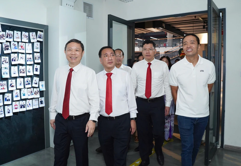 Đoàn đại biểu dự Đại hội Đảng bộ TP.HCM tham quan công ty 'kỳ lân công nghệ' hàng đầu Việt Nam-dai-hoi-dang-bo-tphcm (14).jpg