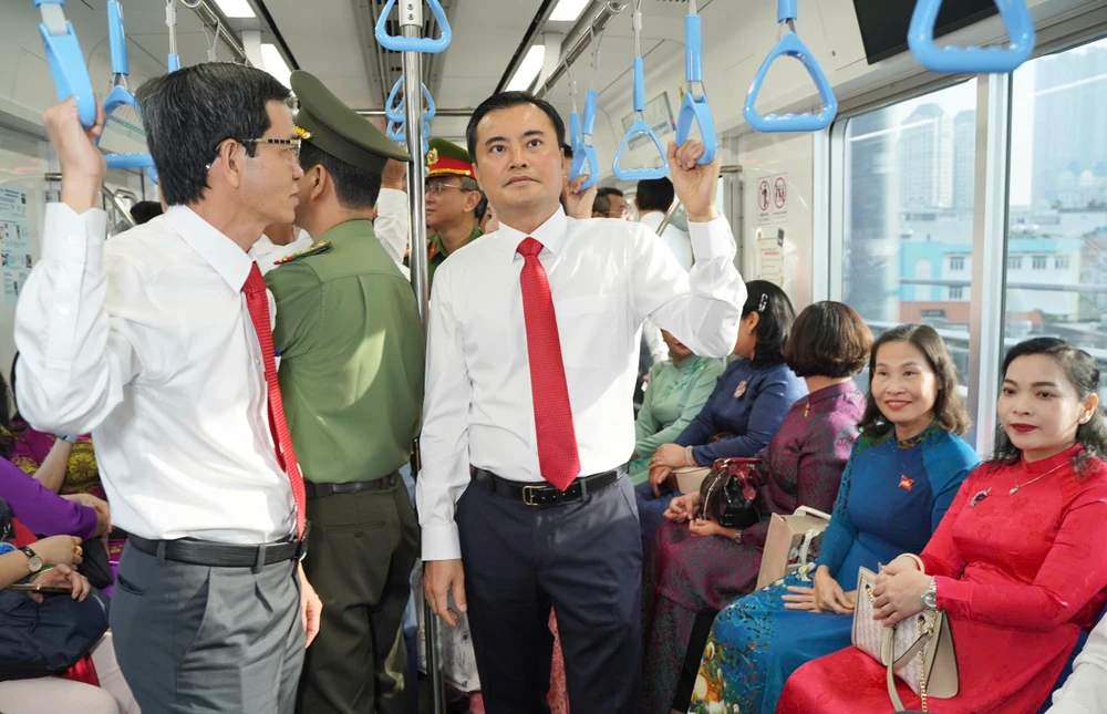 Bí thư TP.HCM Trần Lưu Quang cùng đoàn đại biểu dự Đại hội Đảng bộ TP.HCM lần thứ nhất tham quan Metro số 1-Đại hội Đảng bộ TP.HCM (8).jpg