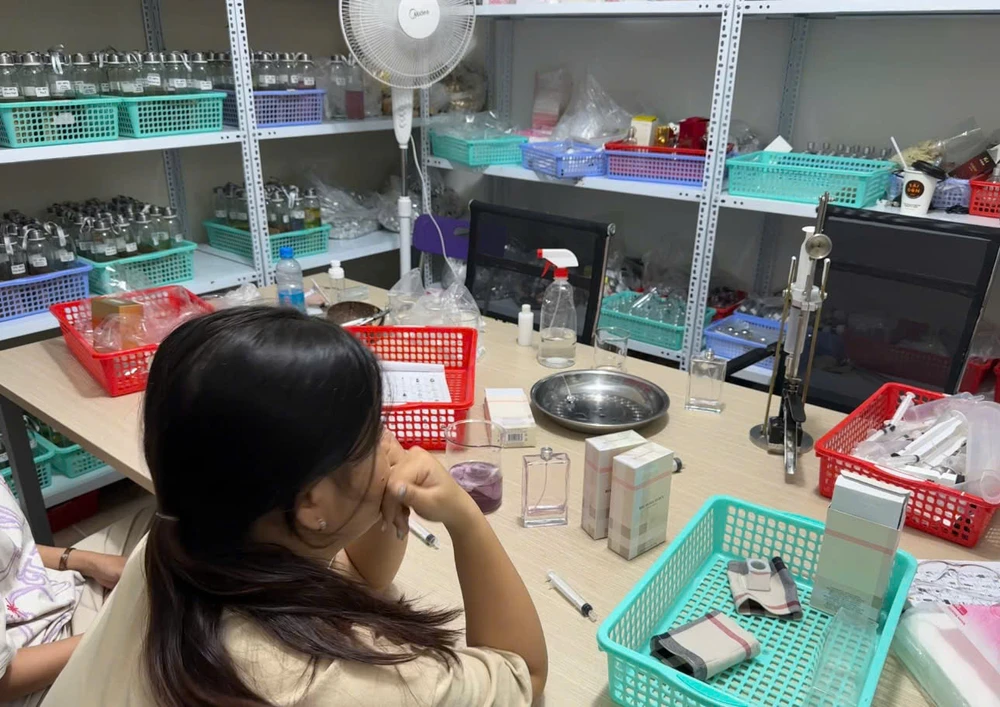 Công an TP.HCM triệt phá đường dây buôn bán hàng giả là nước hoa thương hiệu nổi tiếng Chanel, Gucci...-buon-ban-hang-gia-cong-an-tphcm (2).jpg