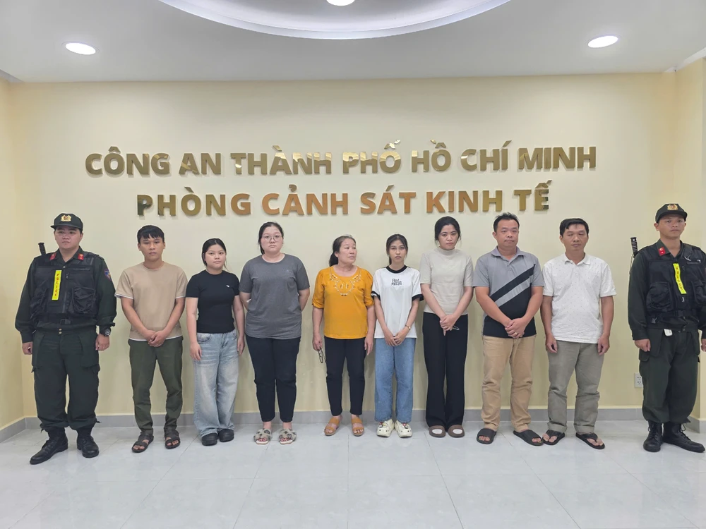 Công an TP.HCM triệt phá đường dây buôn bán hàng giả là nước hoa thương hiệu nổi tiếng Chanel, Gucci...-buon-ban-hang-gia-cong-an-tphcm.jpg