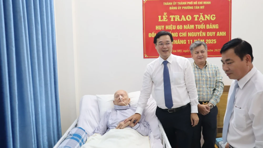 trao-huy-hiue-dang-tpchm (2).jpg