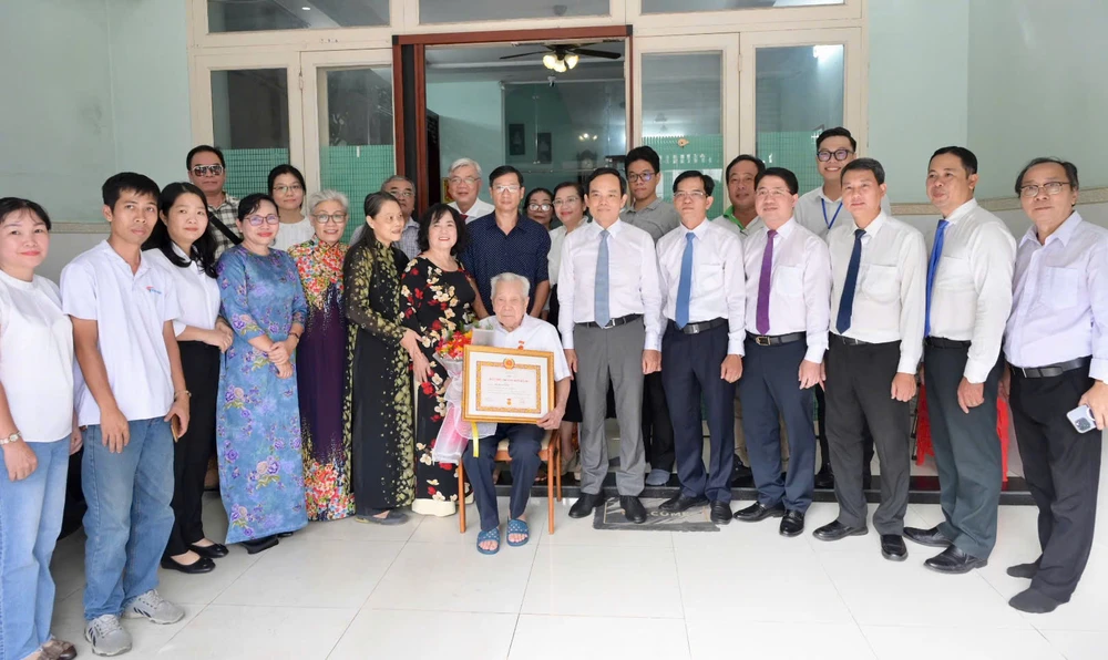 trao-huy-hieu-dang-tpchm (4).jpg