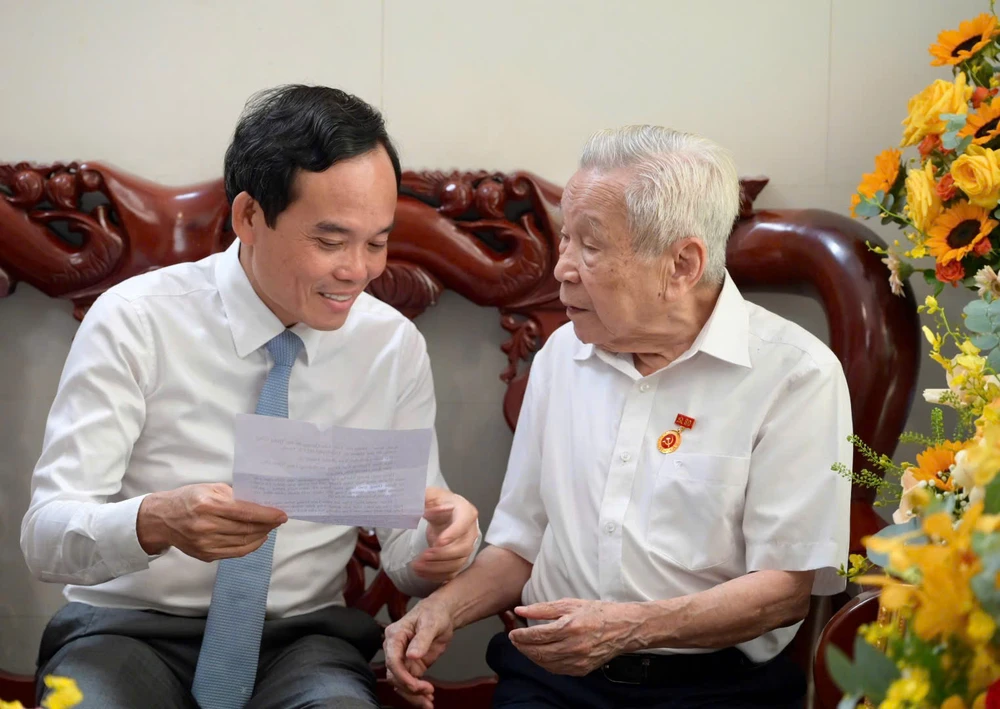 Thay mặt lãnh đạo Thành ủy TP.HCM, Bí thư Trần Lưu Quang trân trọng gửi lời chúc sức khỏe, lời chúc mọi sự bình an, may mắn đến đảng viên Tạ Đăng Siêu và mong cụ sẽ tiếp tục là tấm gương sáng để các thế hệ đảng hôm nay học tập, noi theo. Đáp lời, đảng viên Tạ Đăng Siêu khẳng định, dù tuổi cao nhưng nguyện luôn giữ vững phẩm chất của người đảng viên, nêu gương sáng cho thế hệ con cháu noi theo.-dang-vien-trao-huy-hieu-dang-tpchm (5).jpg