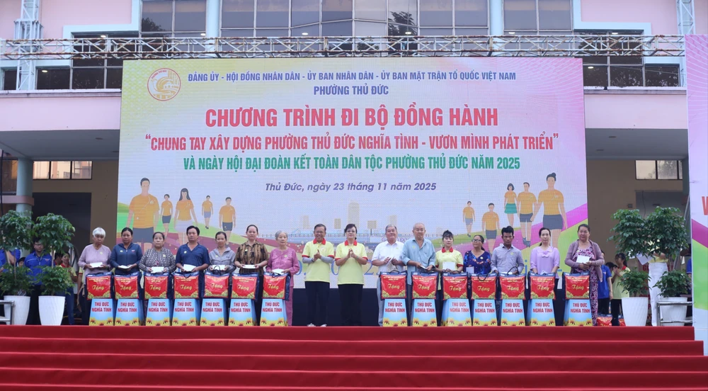 Phường Thủ Đức, TP.HCM: 2.000 người đi bộ đồng hành, góp 1 tỷ đồng cho đồng bào miền Trung-phuong-thu-duc-ung-ho-mien-trung14.JPG