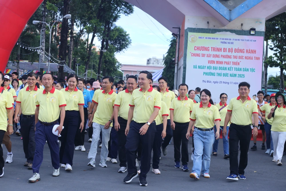 Phường Thủ Đức, TP.HCM: 2.000 người đi bộ đồng hành, góp 1 tỷ đồng cho đồng bào miền Trung-phuong-thu-duc-ung-ho-mien-trung15.JPG