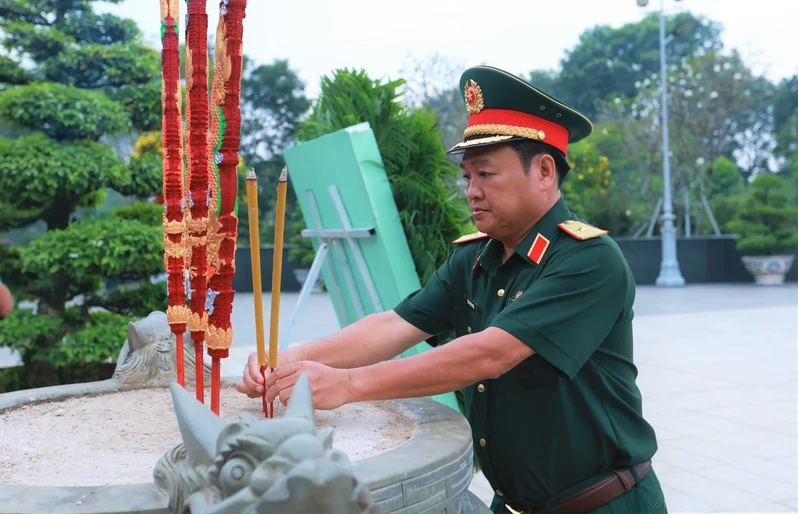 Đảng ủy, Bộ Tư lệnh Quân khu 7 viếng các anh hùng liệt sĩ tại Nghĩa trang liệt sĩ TP.HCM-quan-khu-7-vieng-nghia-trang-liet-si-tphcm13.JPG