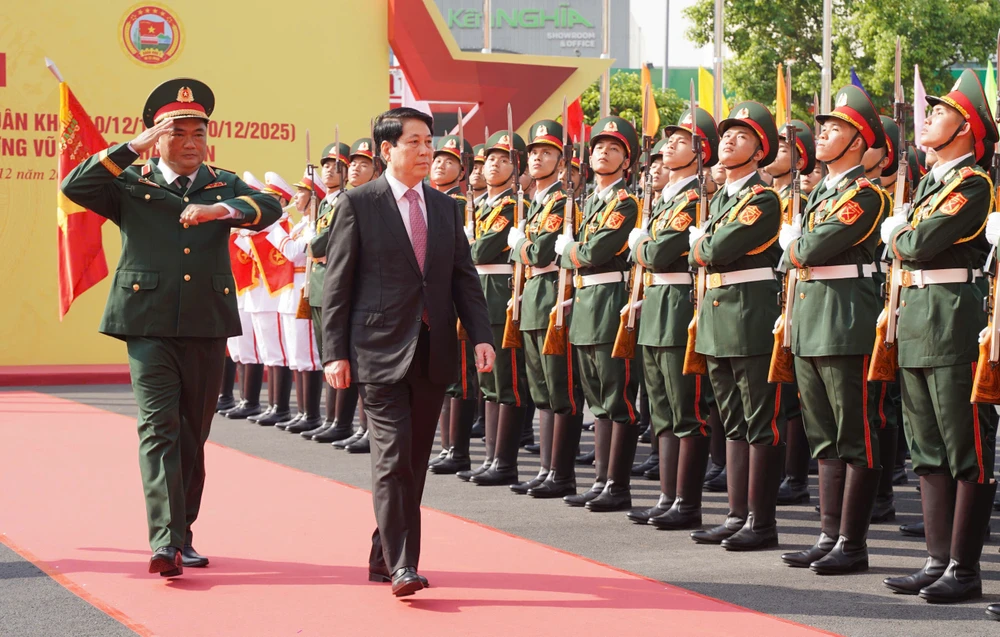 Chùm ảnh: Chủ tịch nước, lãnh đạo Trung ương dự lễ kỷ niệm 80 năm Ngày truyền thống LLVT Quân khu tại TP.HCM-80-nam-quan-khu-7 (3).jpg