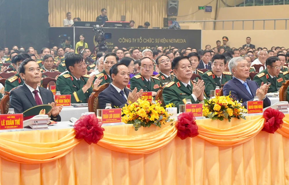 Chủ tịch nước trao danh hiệu Anh hùng Lực lượng vũ trang Nhân dân cho Quân khu 7 (11).jpg