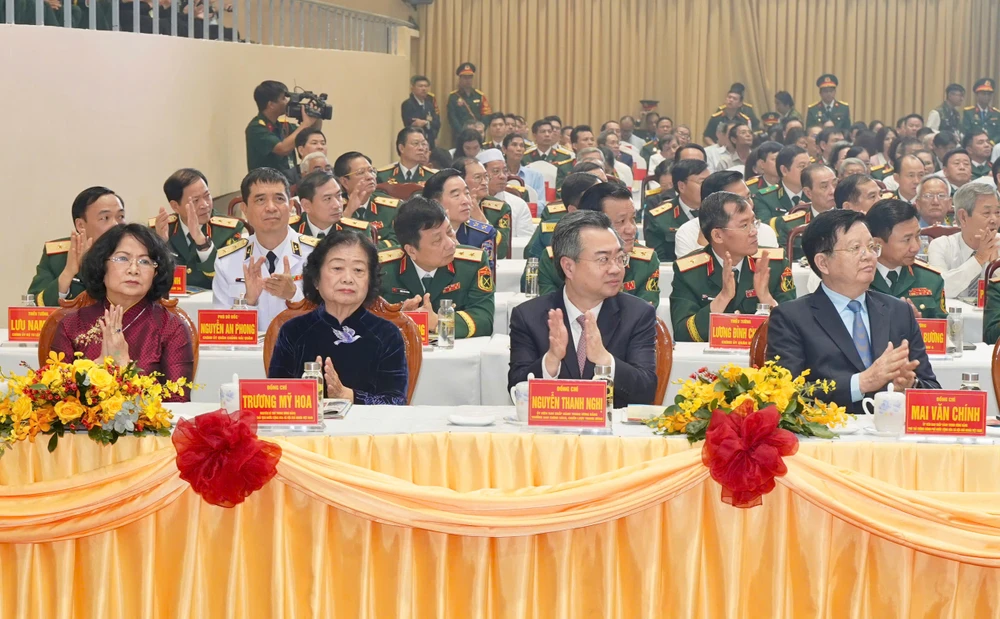 Chủ tịch nước trao danh hiệu Anh hùng Lực lượng vũ trang Nhân dân cho Quân khu 7 (13).jpg