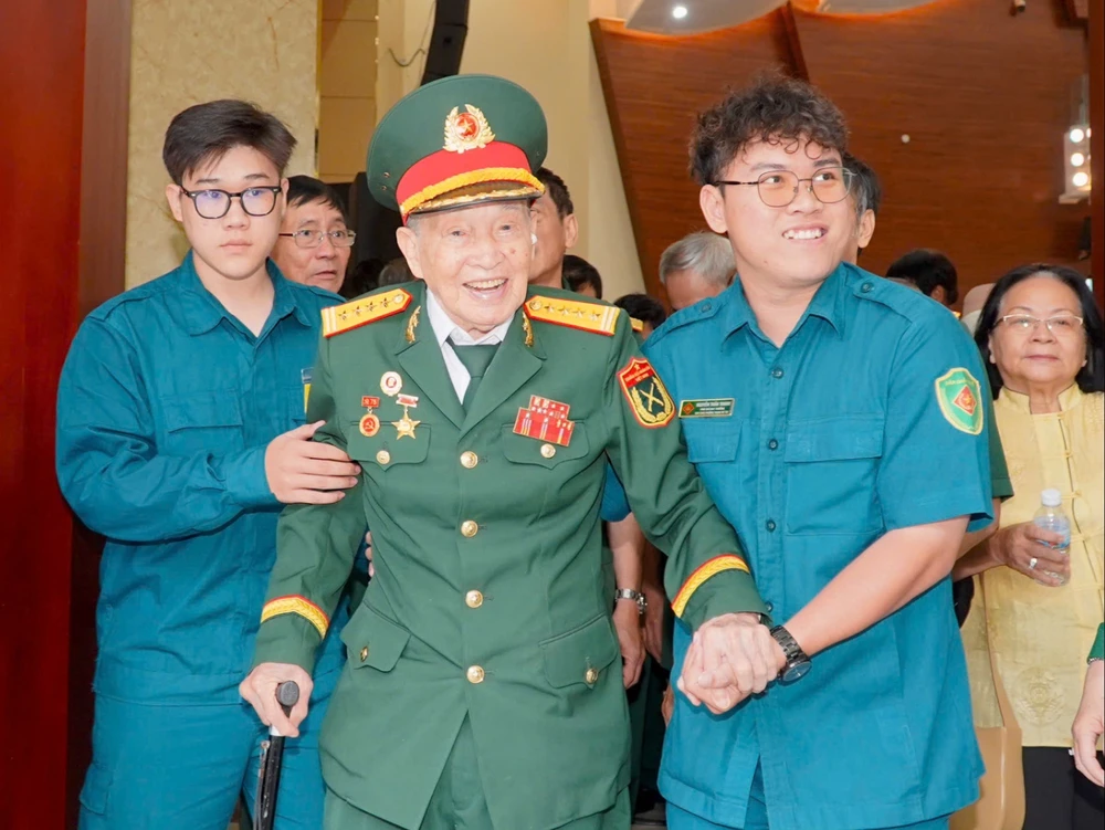 TP.HCM gặp mặt cán bộ cao cấp Quân đội nghỉ hưu trên địa bàn-gap-mat-can-bo (8).jpg