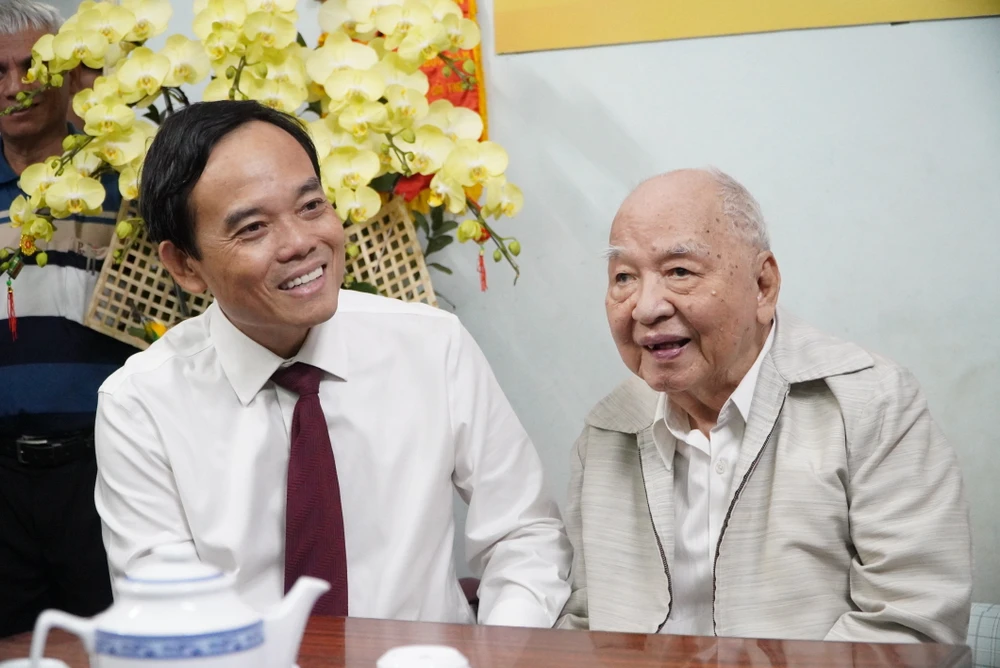 bi-thu-quang-trao-huy-hieu-dang 4.jpg