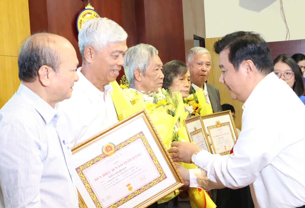 trao-huy-hieu-dang 1.jpg