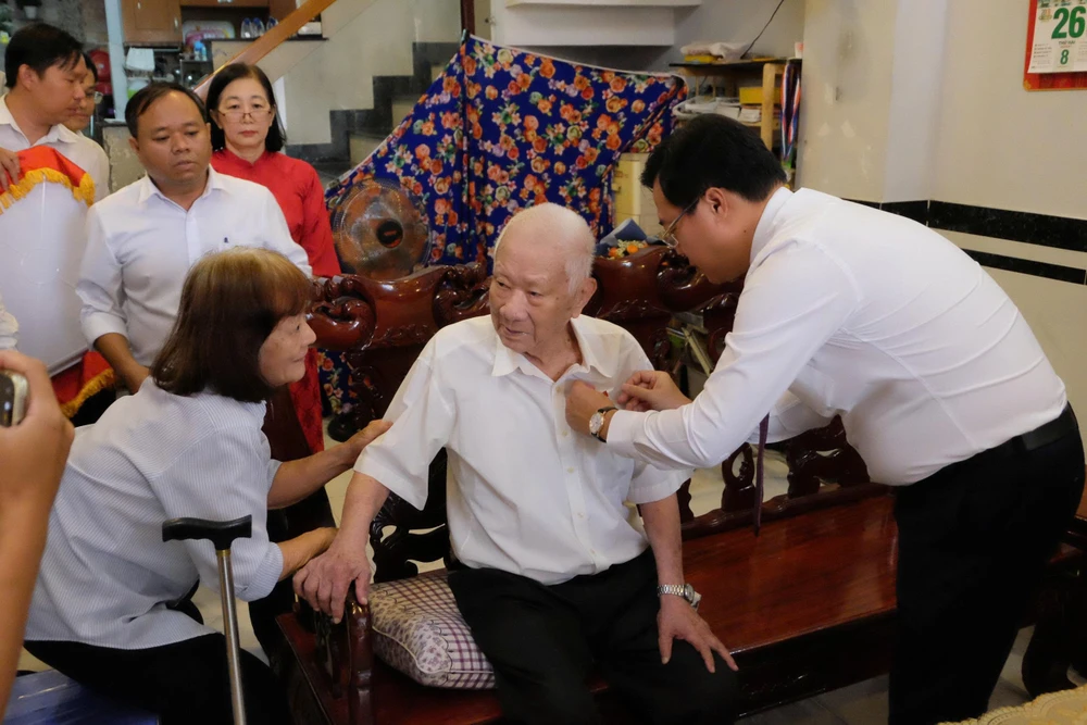 trao-huy-hieu-dang. 222.jpg