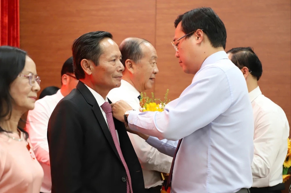 Đảng ủy các cơ quan Đảng TP.HCM trao huy hiệu Đảng đến 23 đảng viên đợt 3-2-trao-huy-hieu-dang-tphcm 4.jpg