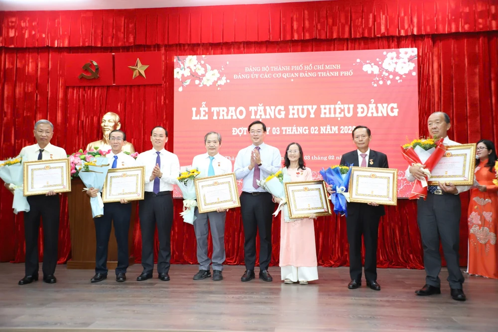 trao-huy-hieu-dang-tphcm 5.jpg