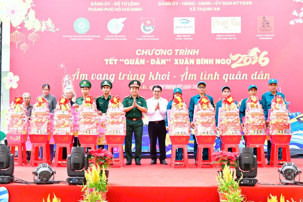 Bộ Tư lệnh TP.HCM mang 'Tết quân dân' đến với xã đảo Thạnh An -tet-quan-dan.jpg