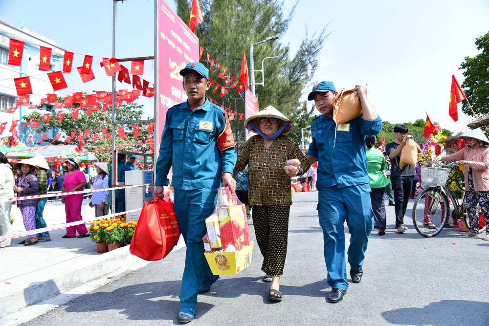 Bộ Tư lệnh TP.HCM Mang 'Tết quân dân' đến với xã đảo Thạnh An-tet-quan-dan-tphcm13.JPG
